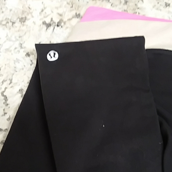 Lululemon floral print on solid black leggings - Picture 6 of 8